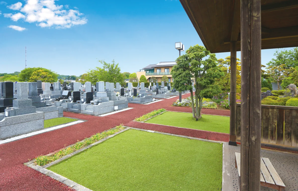 芝生を配した明るい願誓寺の墓地