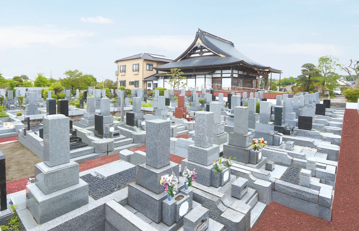 本堂を望む願誓寺の墓地